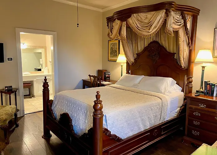 Anchuca Historic Mansion & Inn