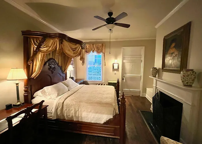 Anchuca Historic Mansion & Inn