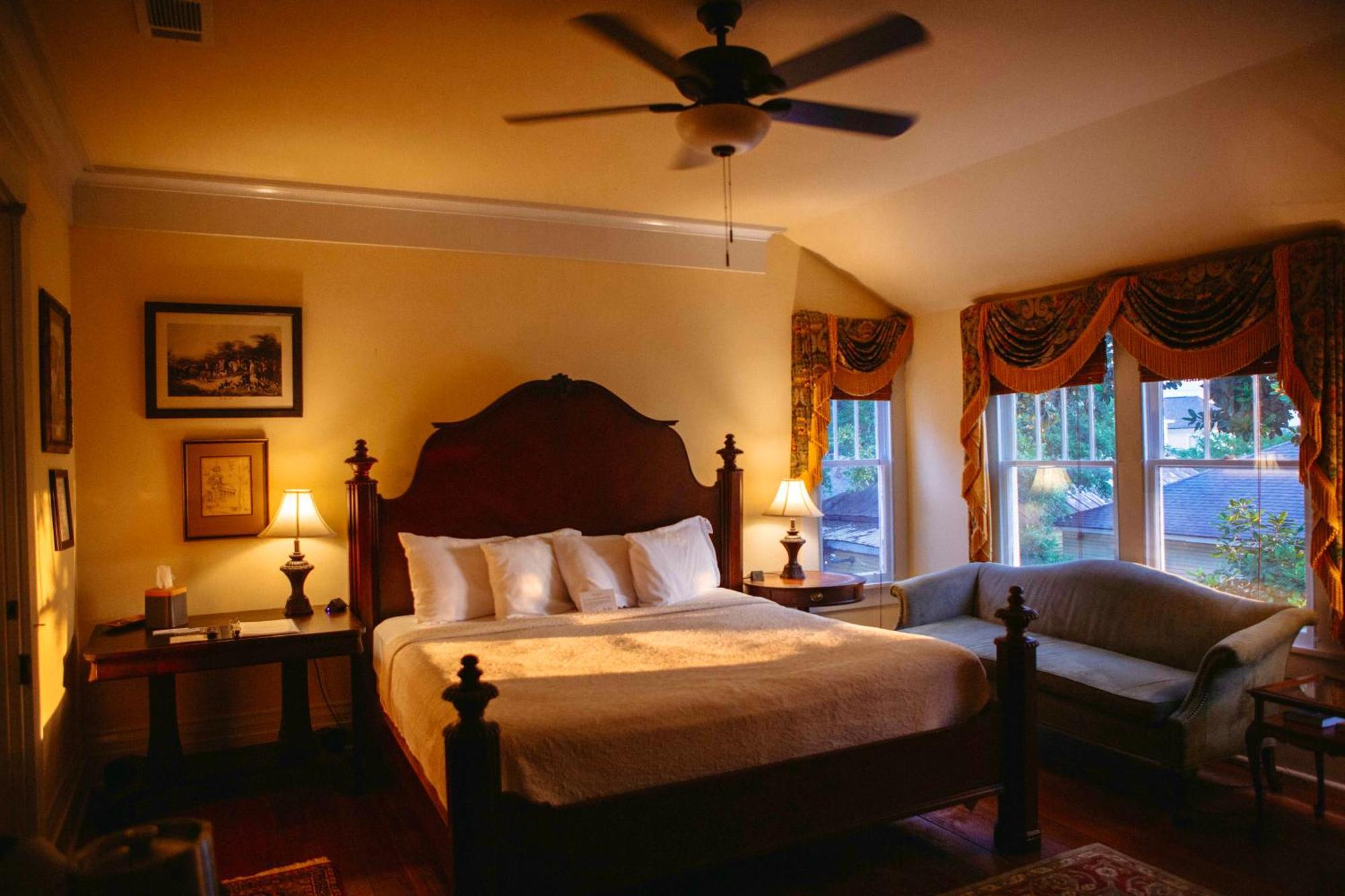 Anchuca Historic Mansion & Bed and breakfast