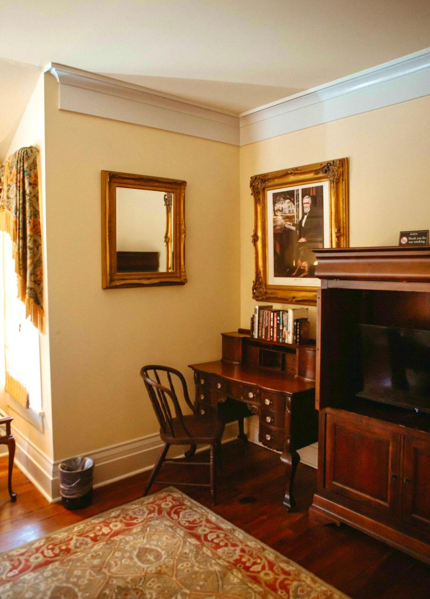 Bed & Breakfast Anchuca Historic Mansion &